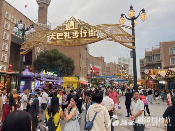 牛势策略 沿着高速看新疆丨火热“夜”态点亮丝路会客厅