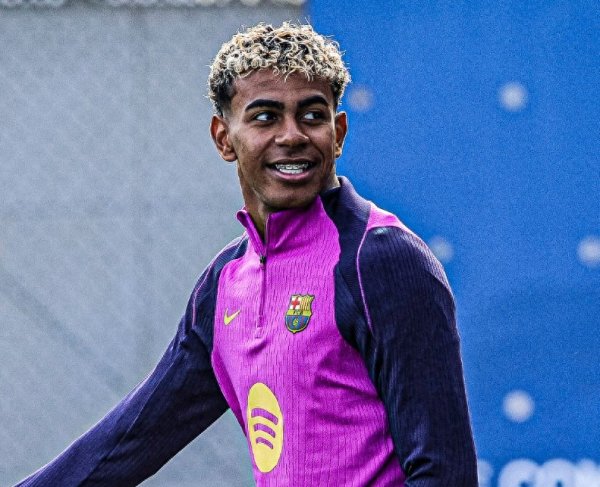 尊鼎配资 父亲频刷存在感, 绯闻女友不断, 18岁的亚马尔还能成巴萨新王吗?